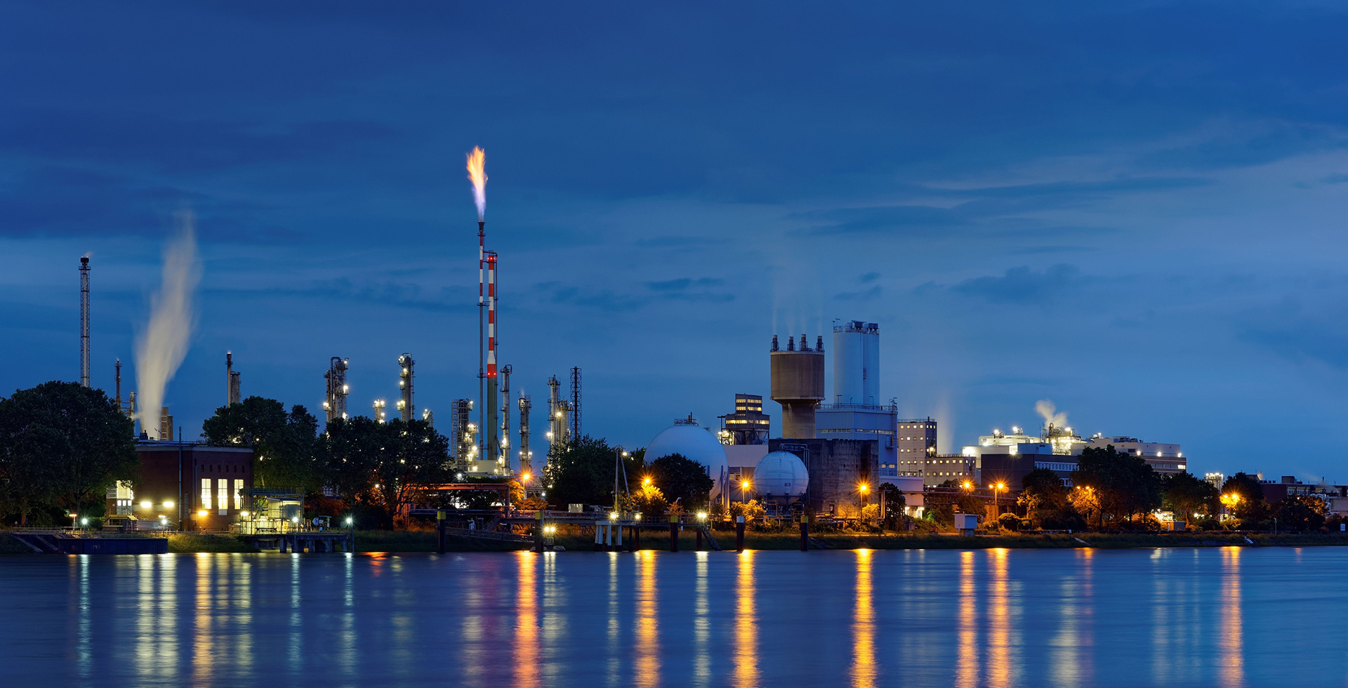 專業從事熱處理工業爐成套設備<br>及配件的設計生產